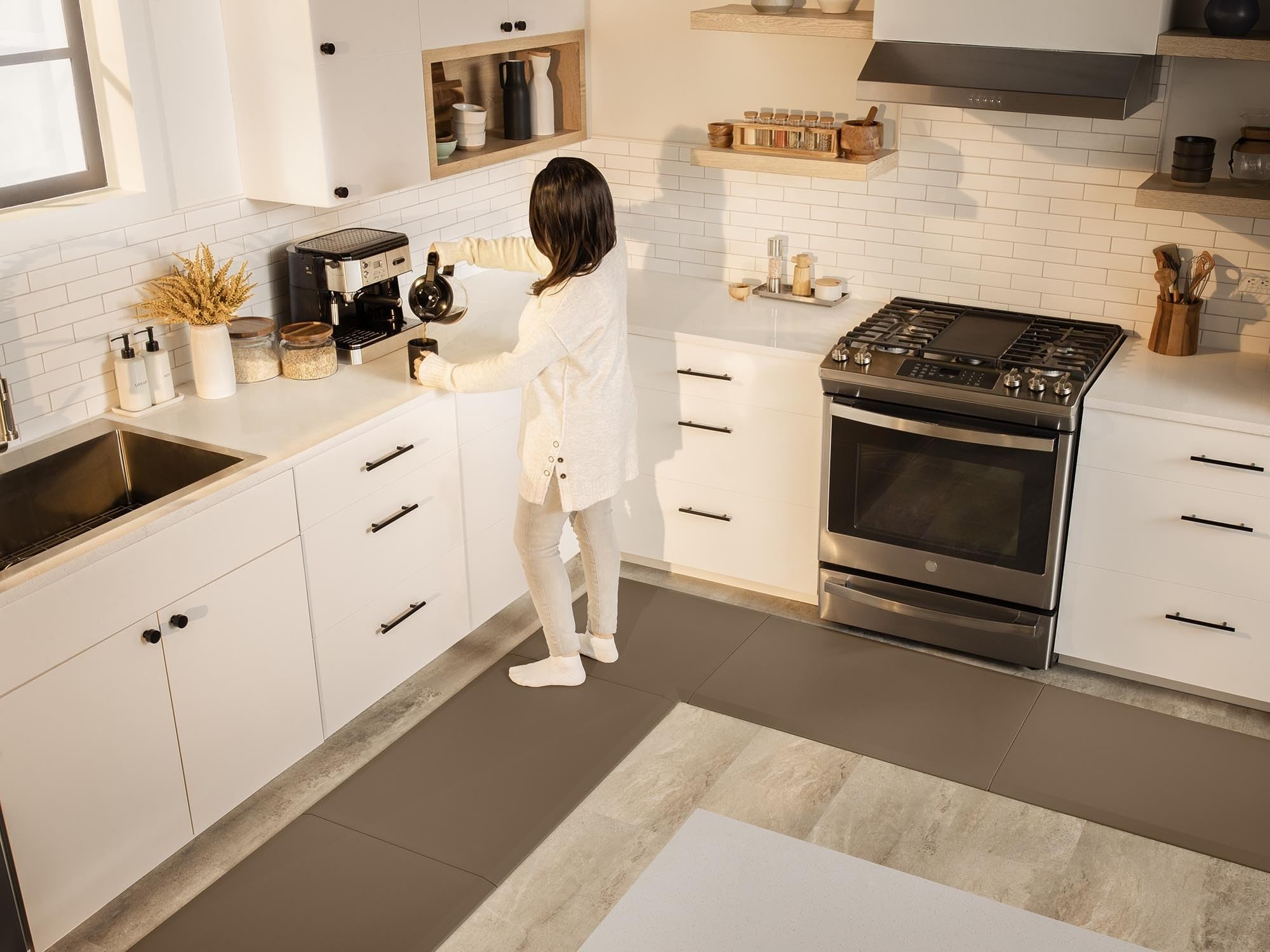weathertech-comfortmat-connect-cushioned-anti-fatigue-mat-25x25-corner-stone-gre image 2